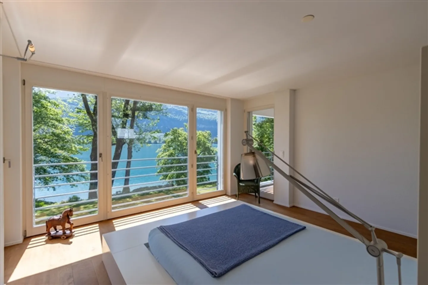 L'architettura incontra l'idillio alpino sul lago di Walen - Foto 17 di 20