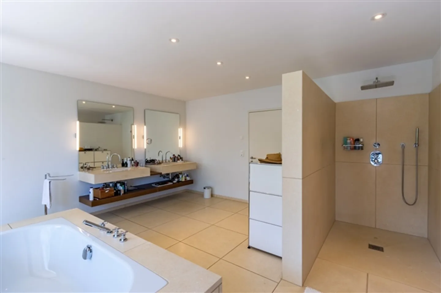 L'architettura incontra l'idillio alpino sul lago di Walen - Foto 18 di 20