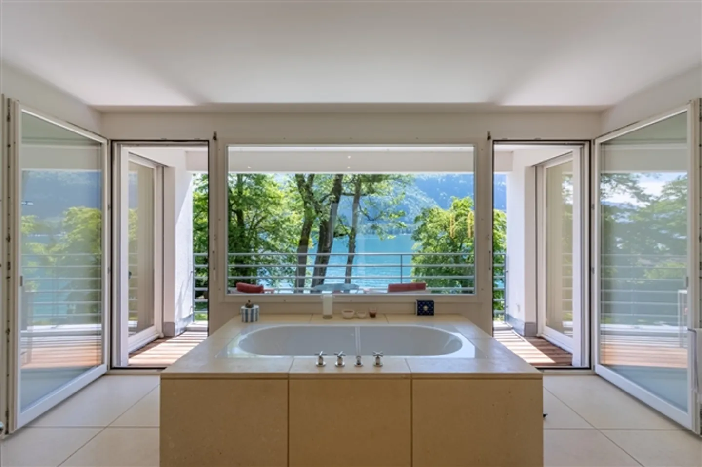 L'architettura incontra l'idillio alpino sul lago di Walen - Foto 19 di 20