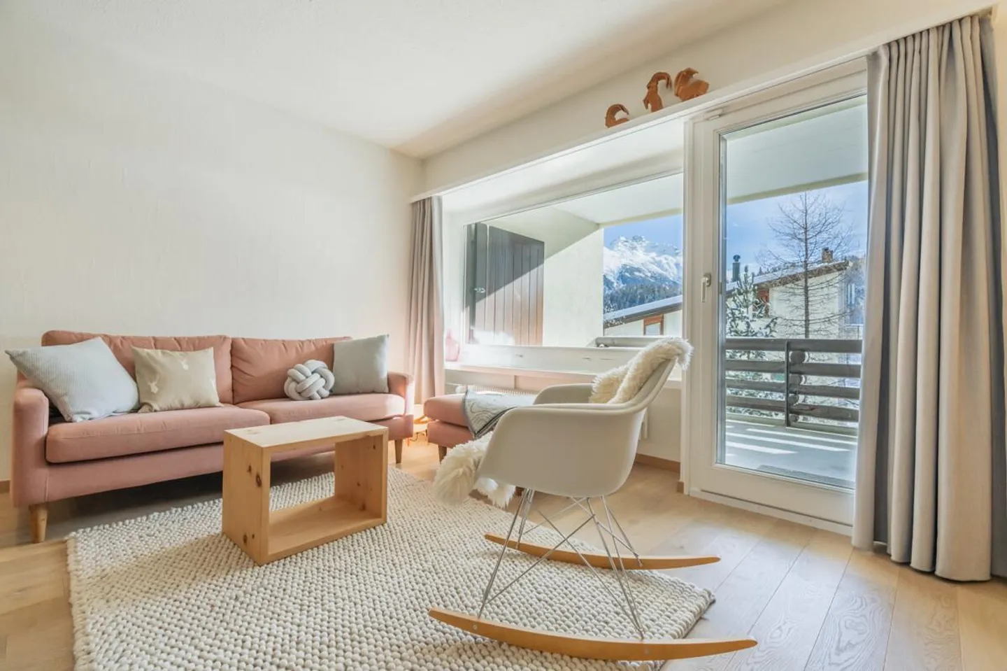 Celerina: Stylish 3.5-Room Apartment with Loggia and Mountain View - Photo 1 of 6