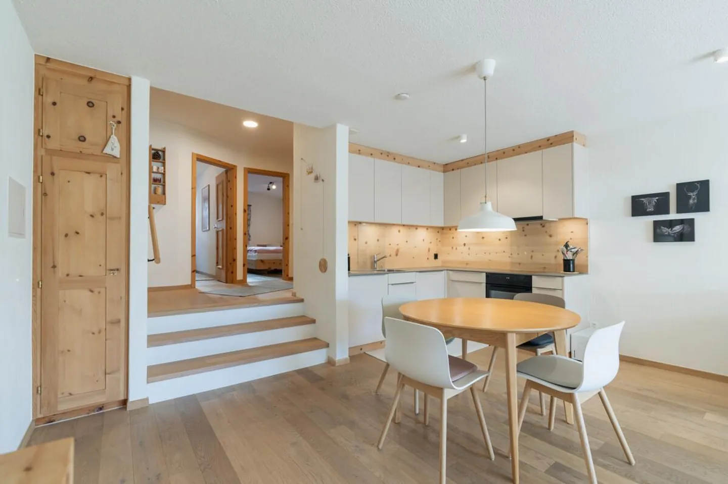 Celerina: Stylish 3.5-Room Apartment with Loggia and Mountain View - Photo 2 of 6