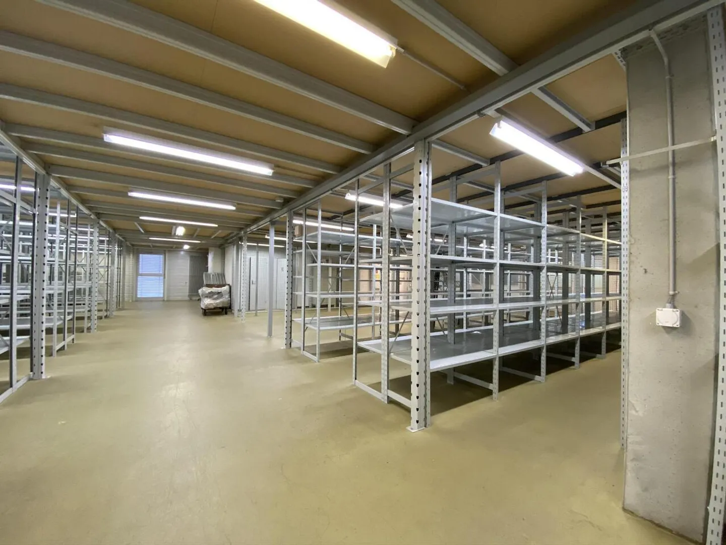 Modular commercial spaces with shelves - Photo 1 of 11