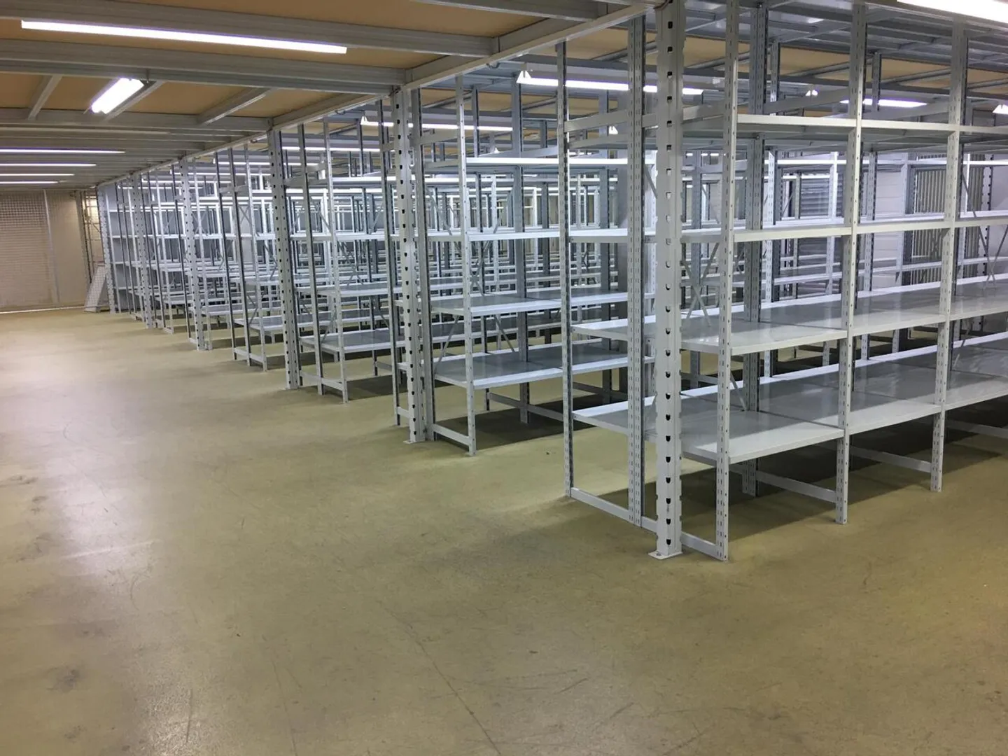 Modular commercial spaces with shelves - Photo 2 of 11