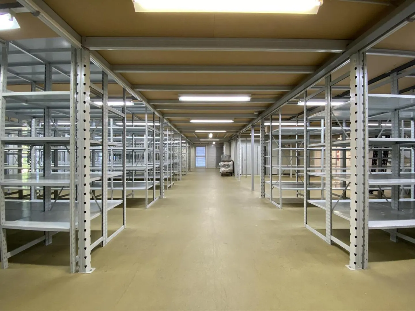 Modular commercial spaces with shelves - Photo 3 of 11