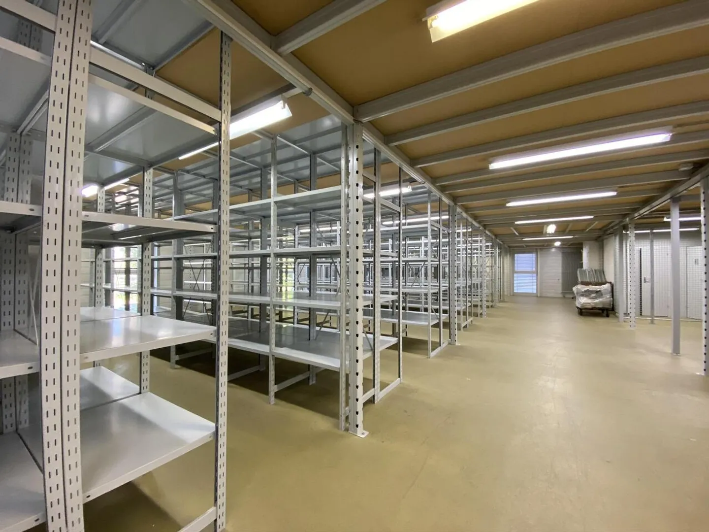 Modular commercial spaces with shelves - Photo 4 of 11