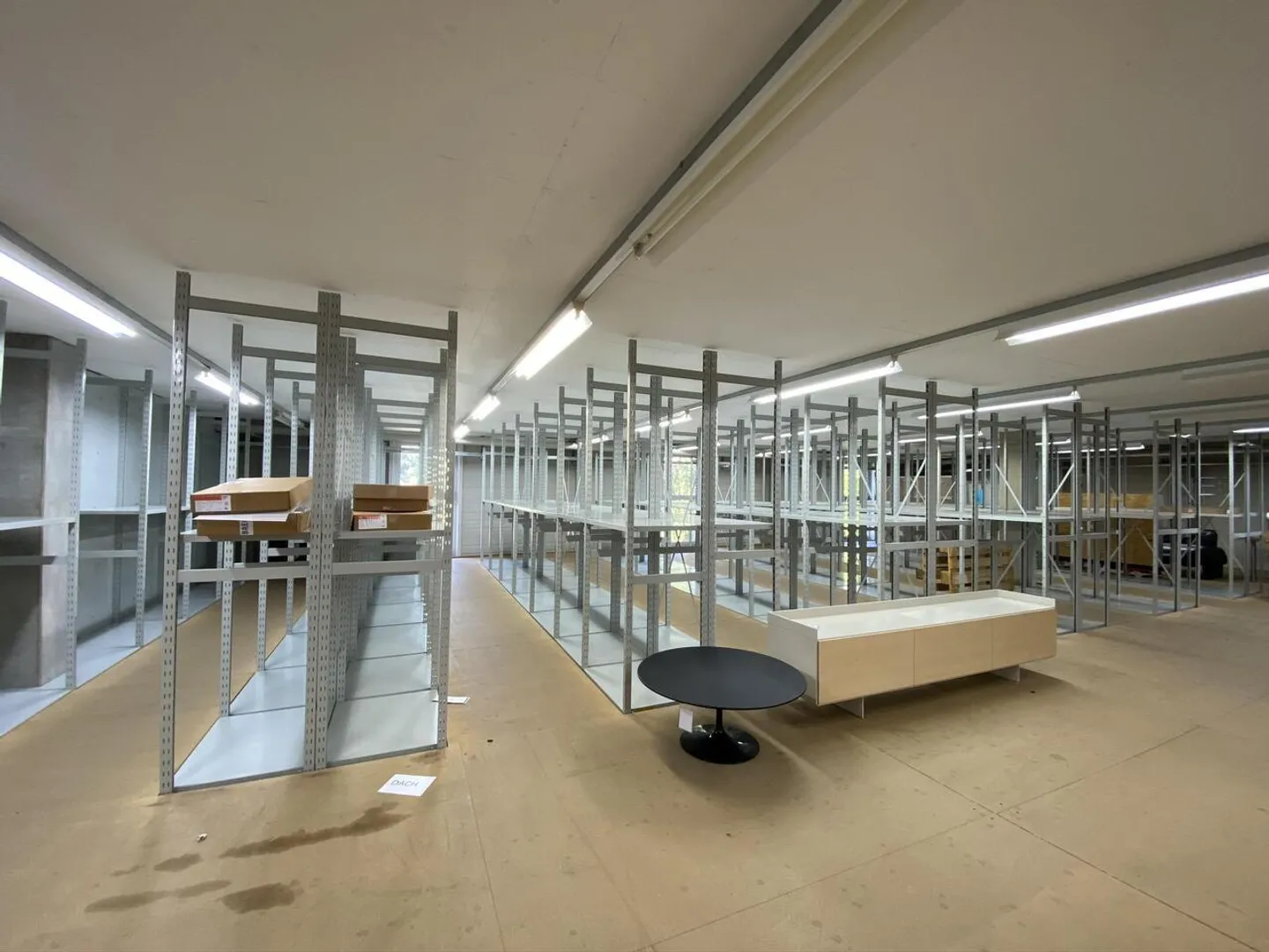 Modular commercial spaces with shelves - Photo 5 of 11