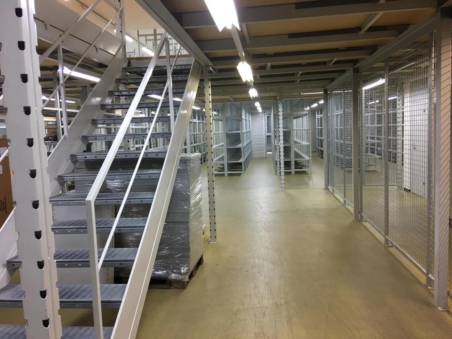 Modular commercial spaces with shelves - Photo 6 of 11