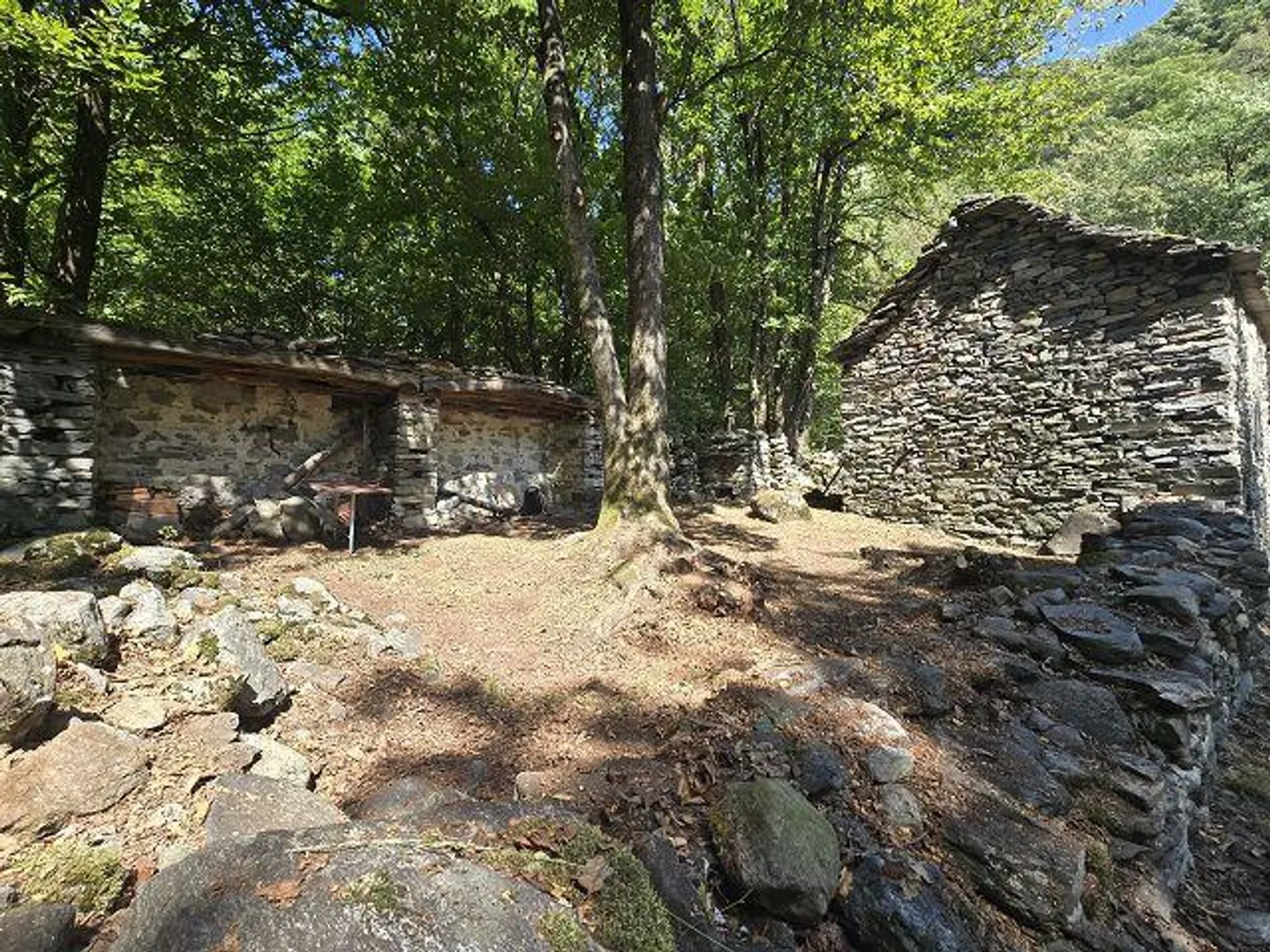 Trois Rustiques à Rénover avec Beaucoup de Terrain dans un Emplacement Très Calme et Ensoleillé - Photo 11 sur 29
