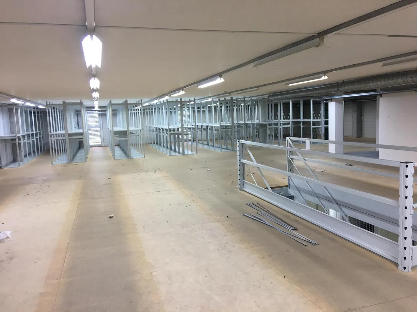Modular commercial spaces with shelves - Photo 7 of 11