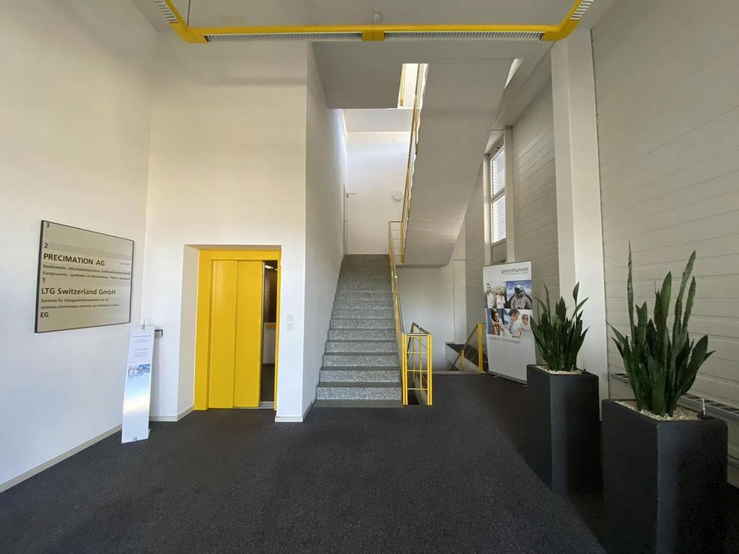 Modular commercial spaces with shelves - Photo 10 of 11