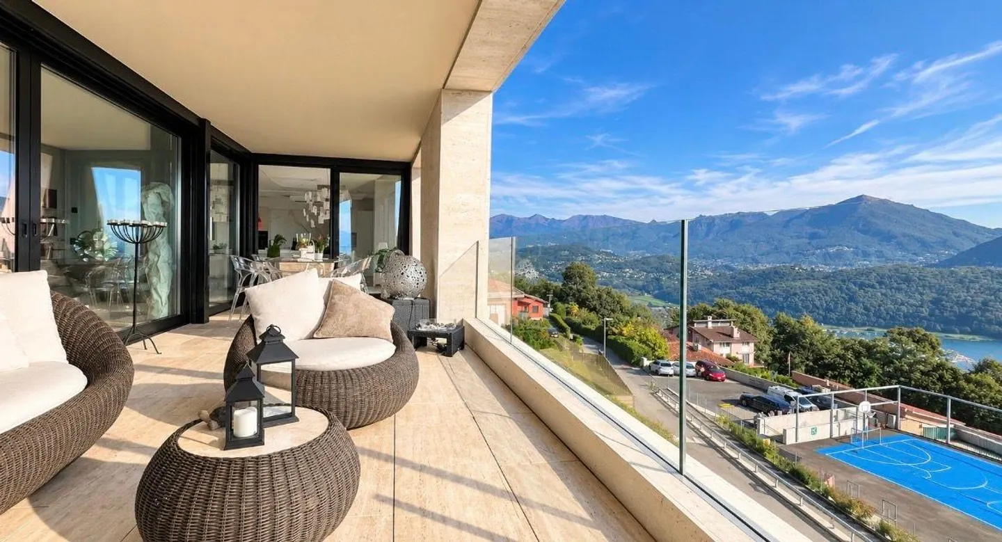Exclusive penthouse in Vernate with terrace and breathtaking lake view - Photo 8 of 30