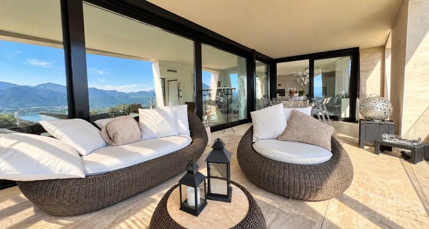 Exclusive penthouse in Vernate with terrace and breathtaking lake view - Photo 9 of 30