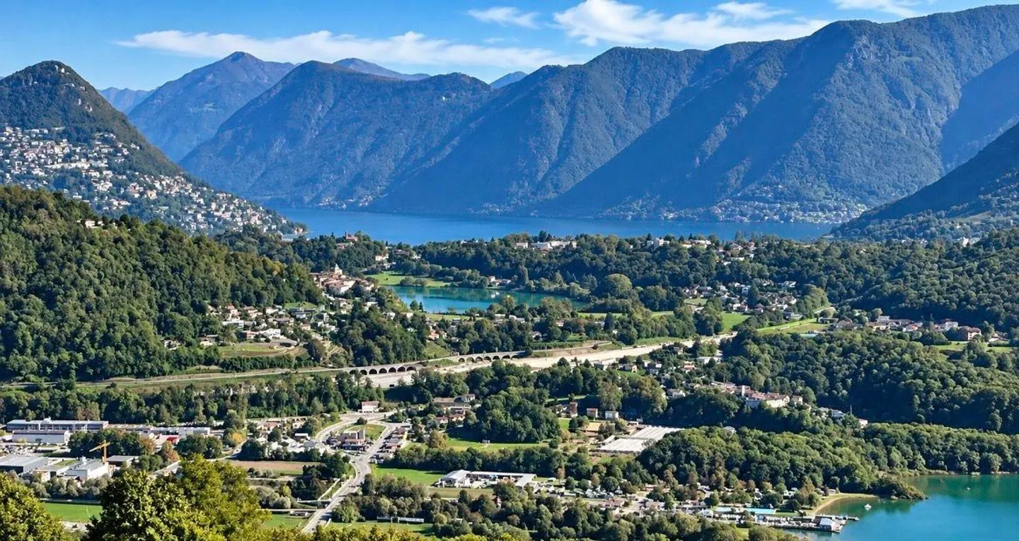 Exclusive penthouse in Vernate with terrace and breathtaking lake view - Photo 10 of 30