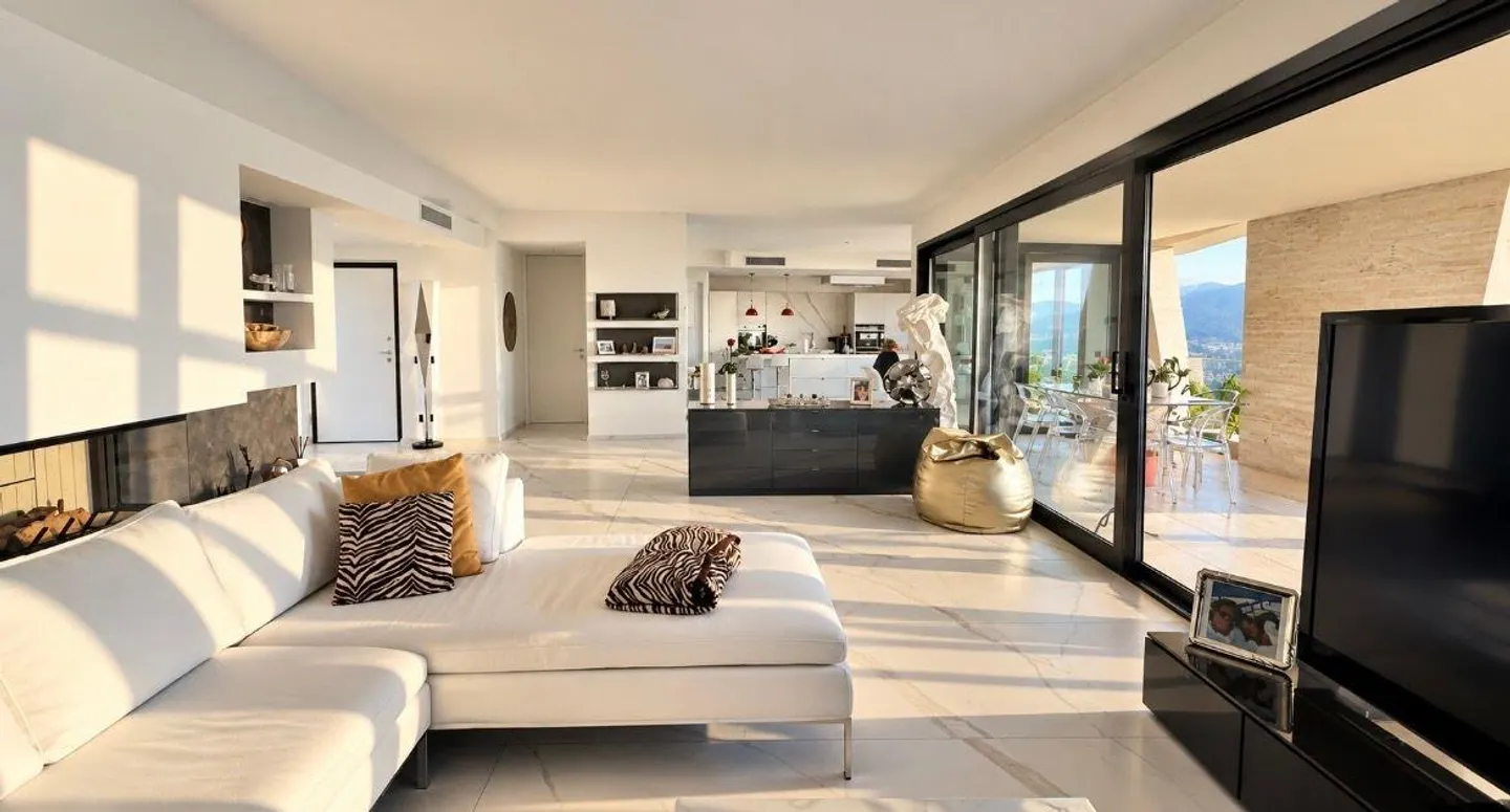 Exclusive penthouse in Vernate with terrace and breathtaking lake view - Photo 3 of 30