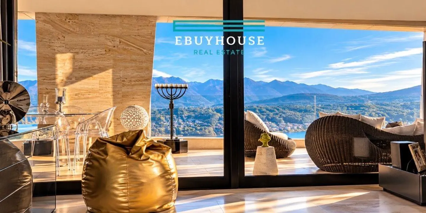 Exclusive penthouse in Vernate with terrace and breathtaking lake view - Photo 5 of 30