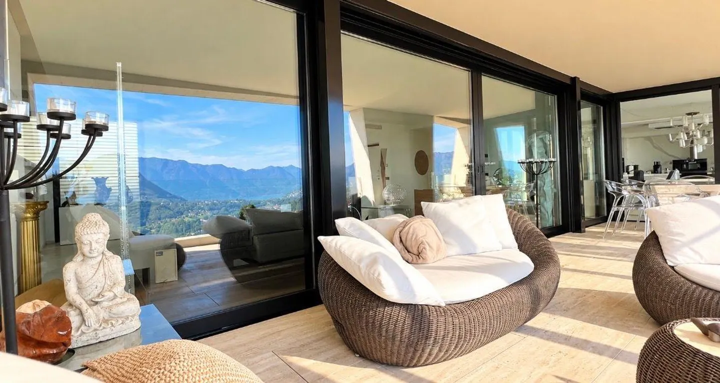 Exclusive penthouse in Vernate with terrace and breathtaking lake view - Photo 12 of 30