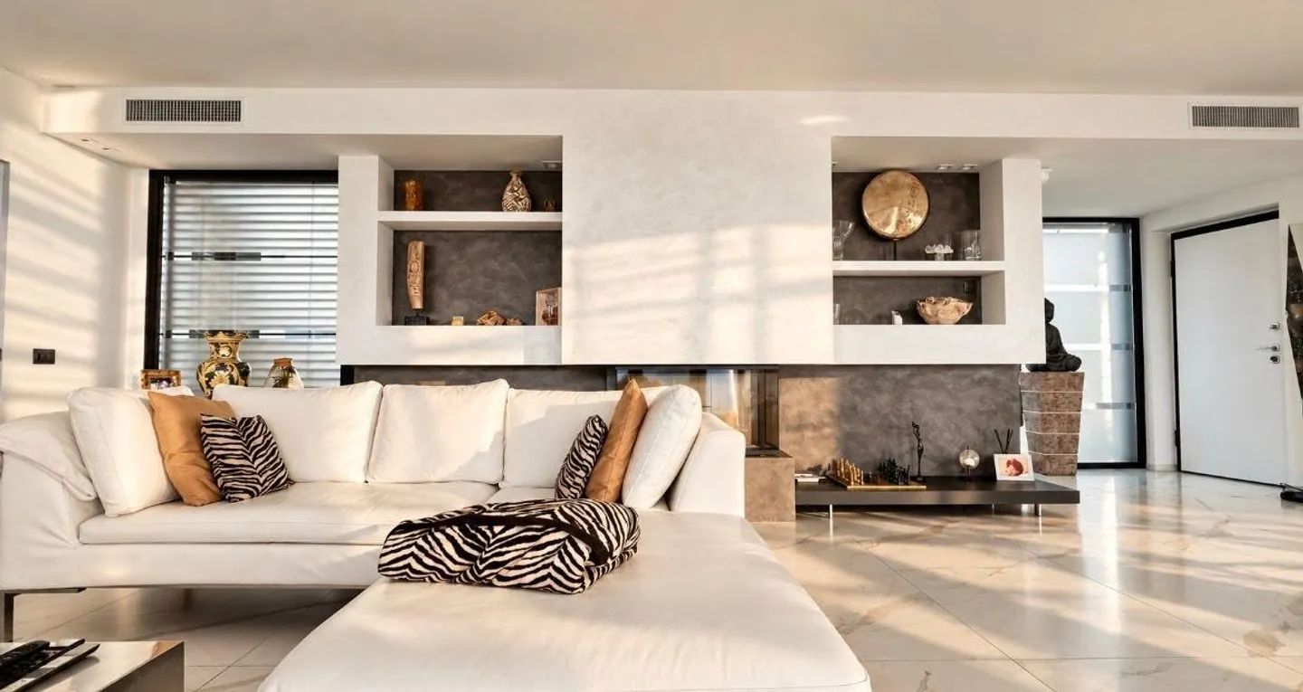 Exclusive penthouse in Vernate with terrace and breathtaking lake view - Photo 14 of 30