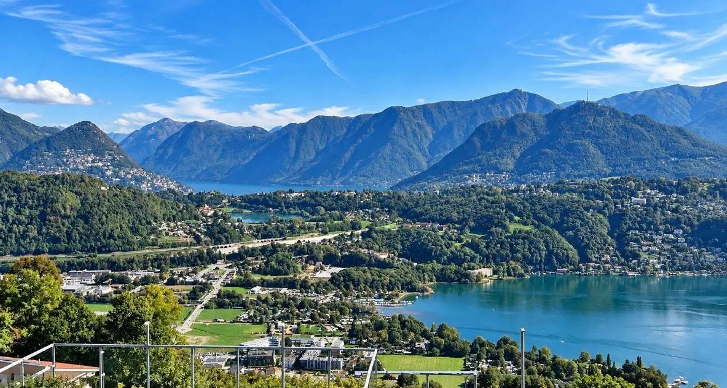 Exclusive penthouse in Vernate with terrace and breathtaking lake view - Photo 21 of 30