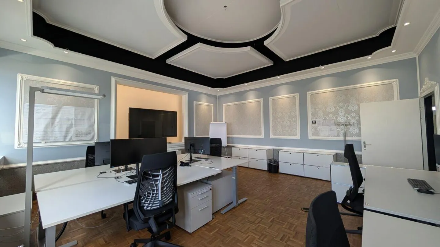 Spazio ufficio rappresentativo con due piccoli uffici e cucina moderna - Foto 3 di 14