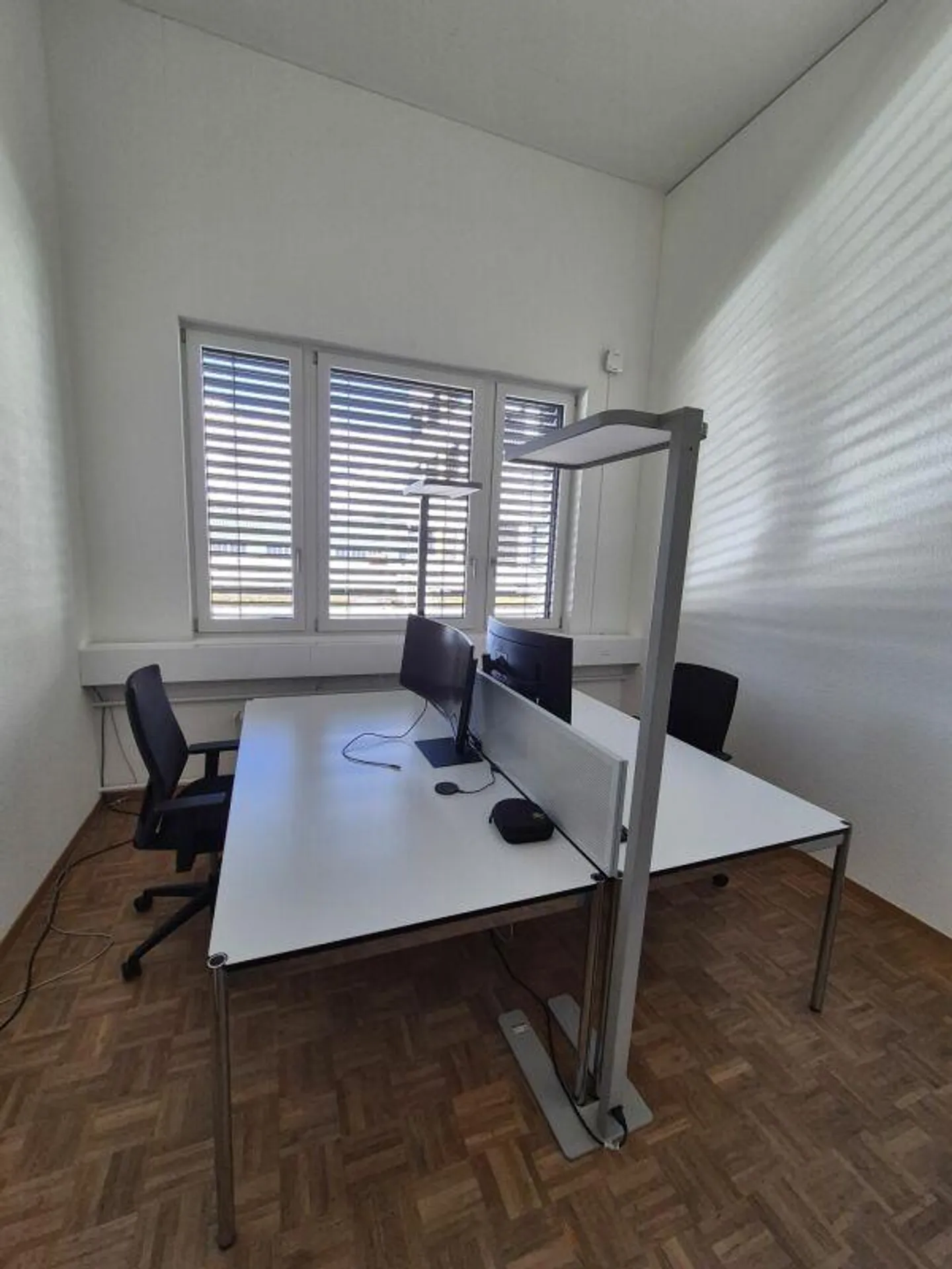 Spazio ufficio rappresentativo con due piccoli uffici e cucina moderna - Foto 5 di 14