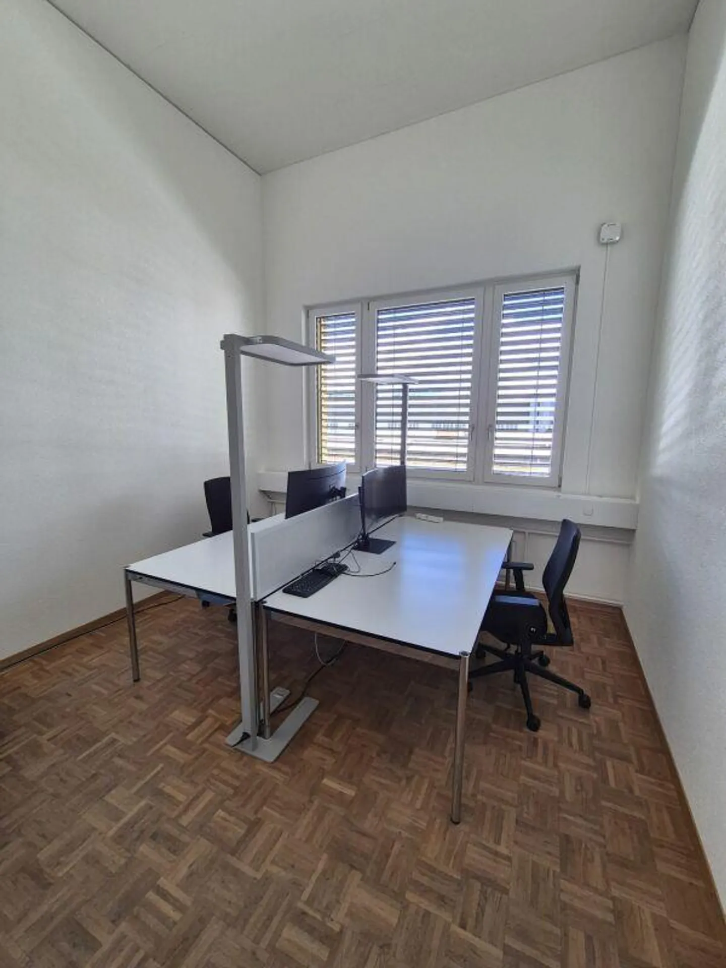 Spazio ufficio rappresentativo con due piccoli uffici e cucina moderna - Foto 6 di 14