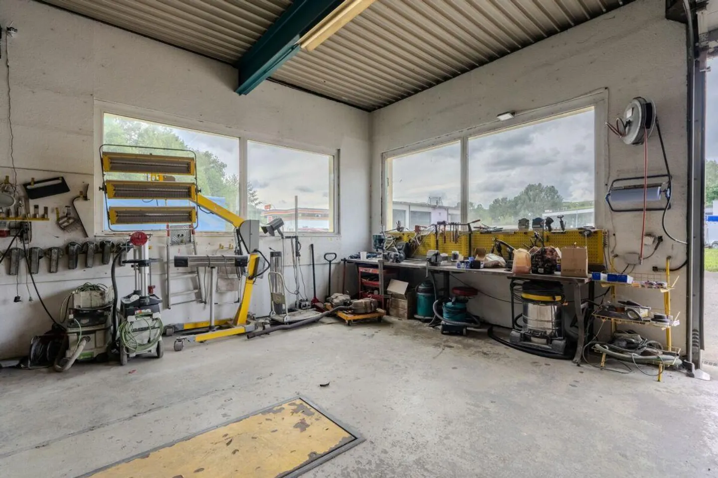 Industrial building/depot - Photo 11 of 29