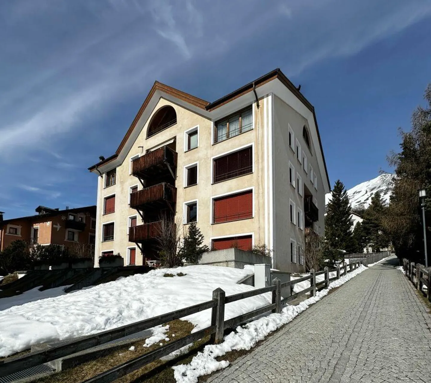 Appartamento di 4,5 stanze in posizione centrale a Zuoz - Foto 1 di 8