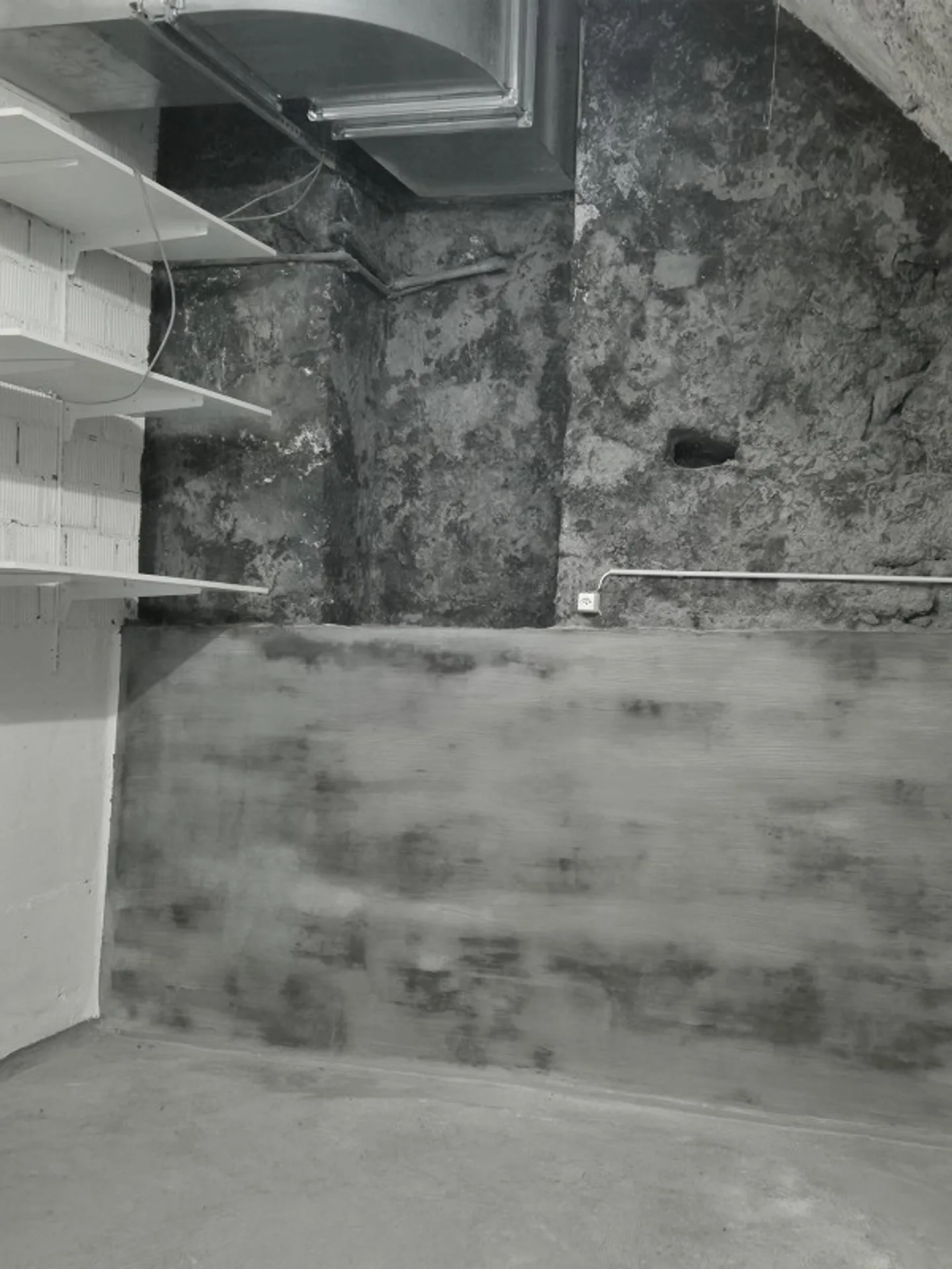 Storage room with integrated shelves - Photo 1 of 5