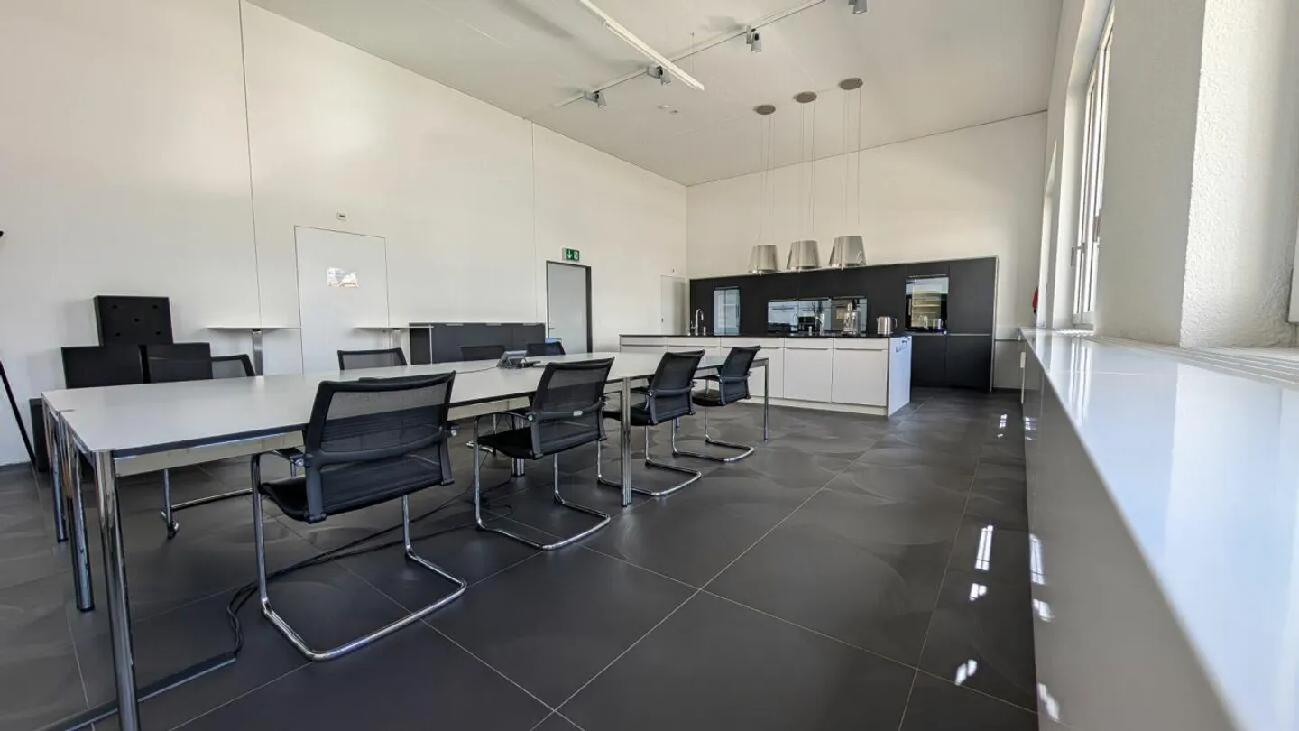 Spazio ufficio rappresentativo con due piccoli uffici e cucina moderna - Foto 9 di 14