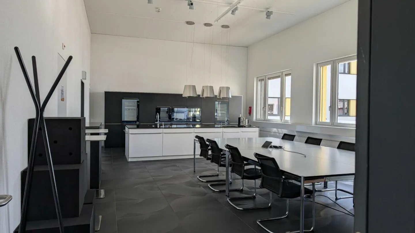 Spazio ufficio rappresentativo con due piccoli uffici e cucina moderna - Foto 8 di 14