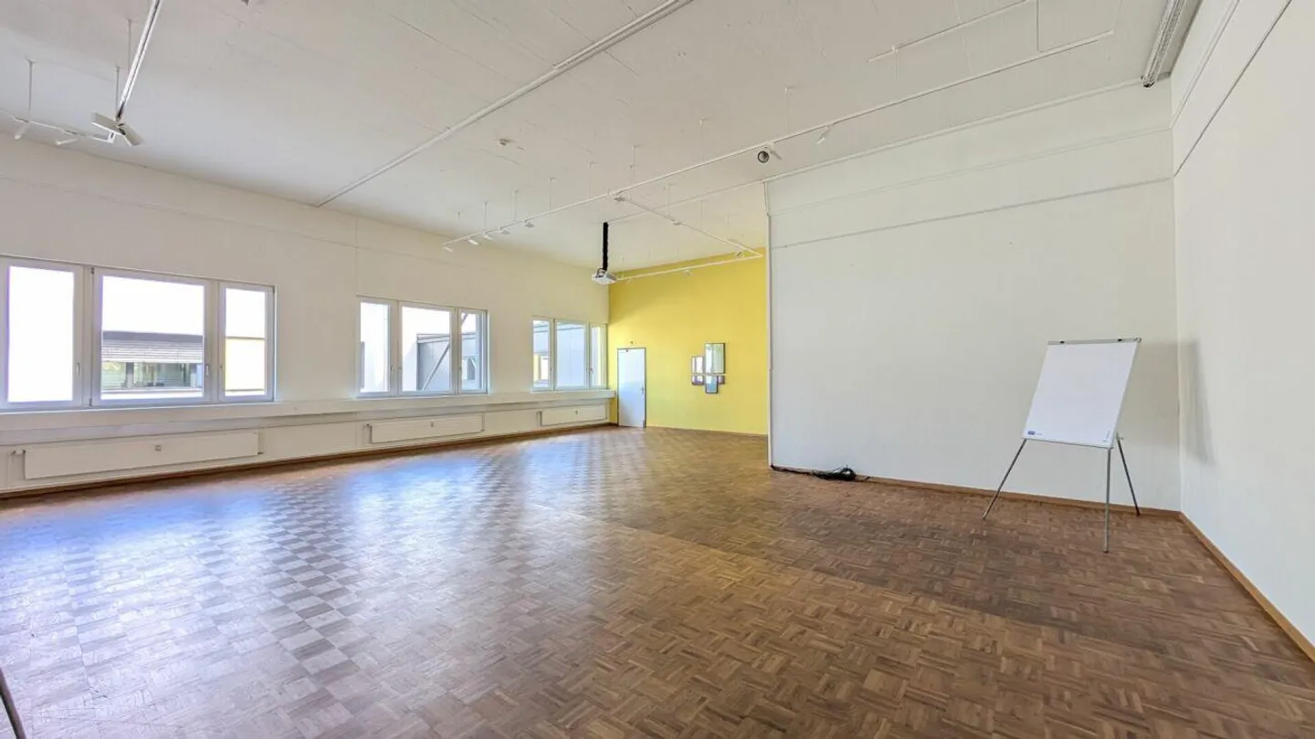 Spazio ufficio rappresentativo con due piccoli uffici e cucina moderna - Foto 10 di 14
