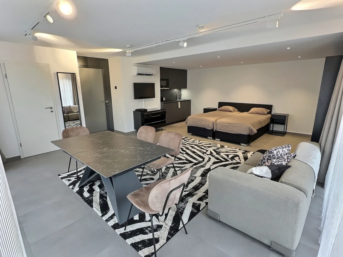 Magnifico monolocale nuovo di alto standing arredato - Foto 3 di 8