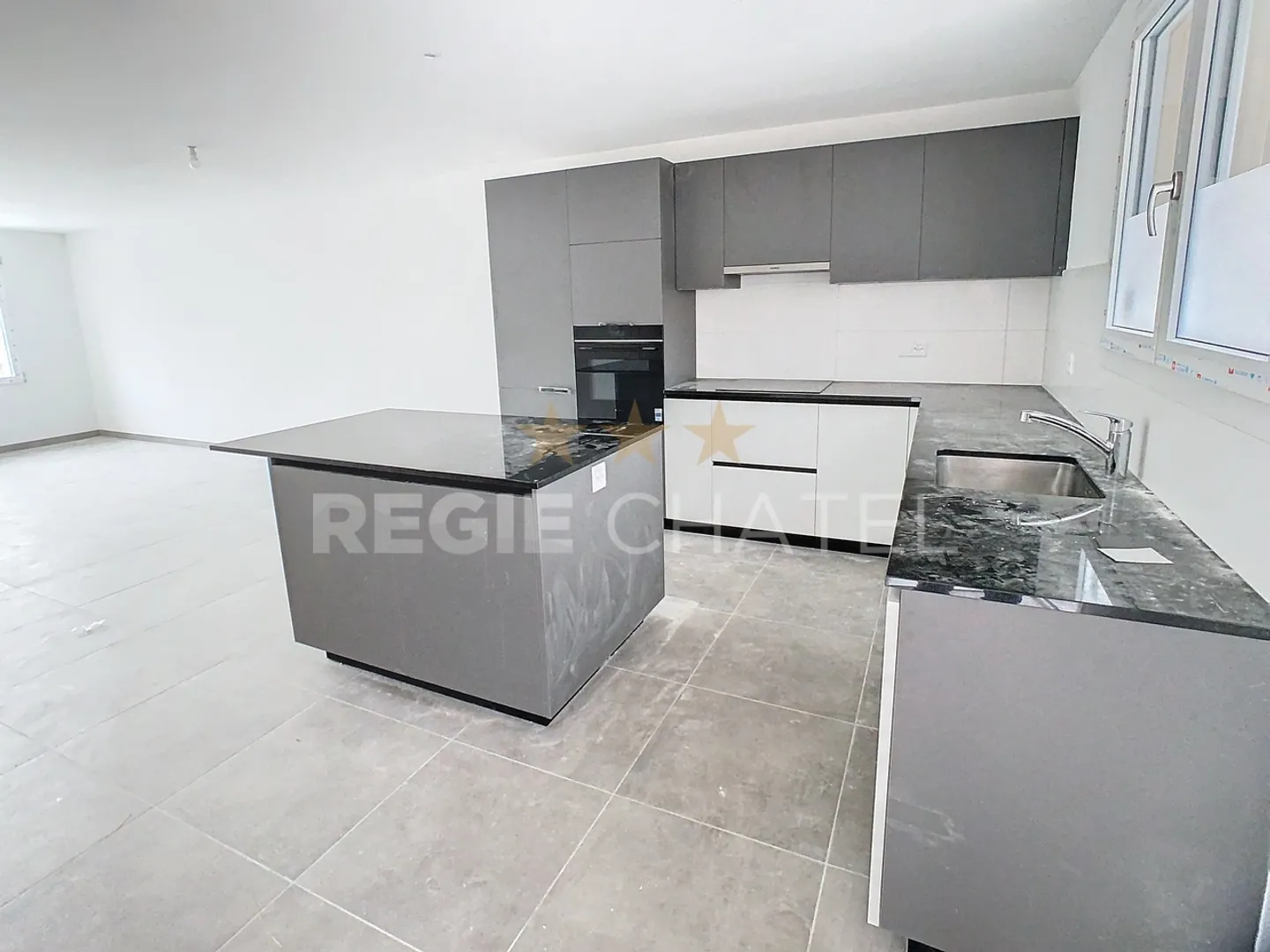 Modern 4.5-Room Apartment - Photo 2 of 6