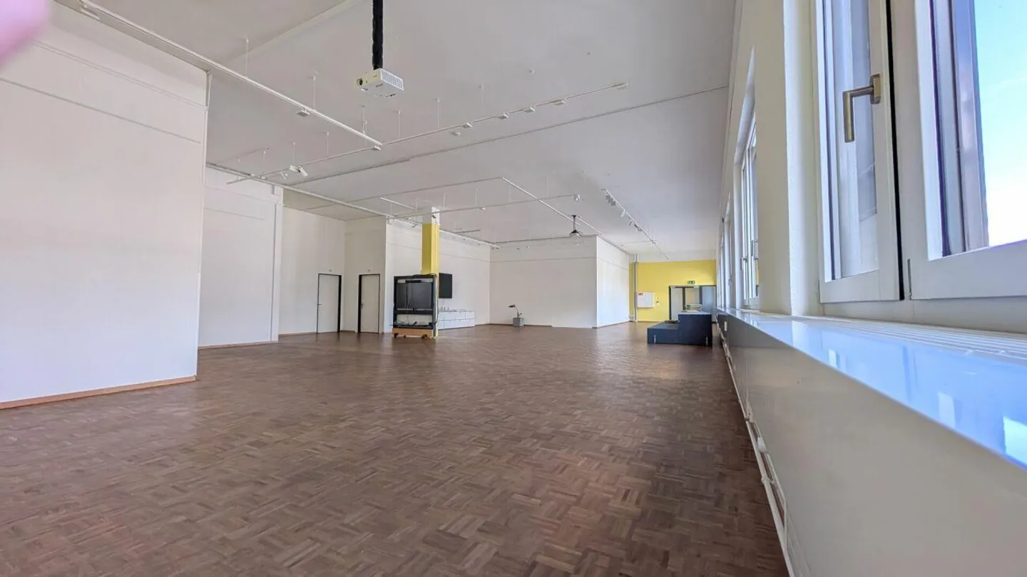 Spazio ufficio rappresentativo con due piccoli uffici e cucina moderna - Foto 12 di 14