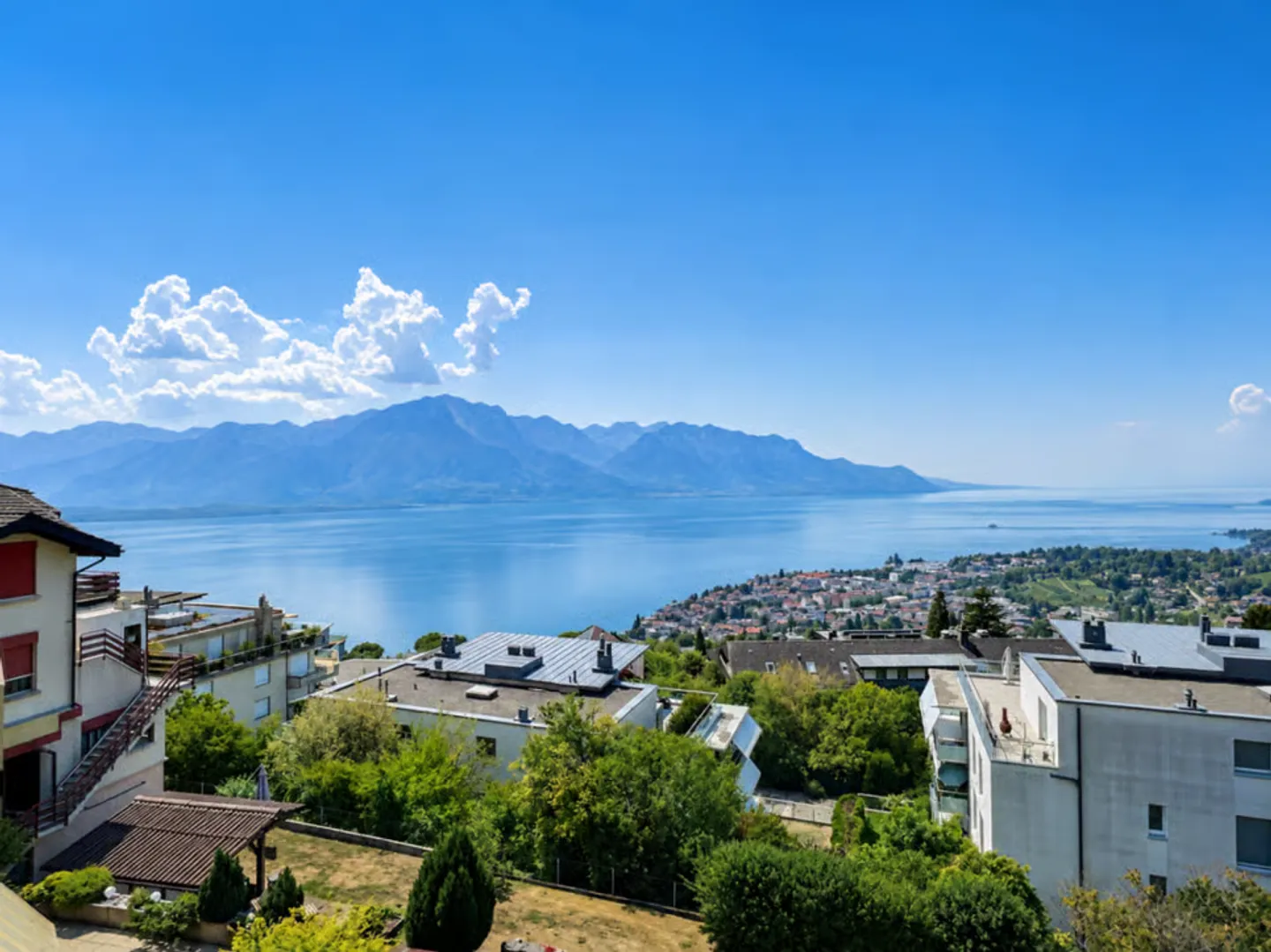 Attico eccezionale con vista panoramica sul lago e sulle montagne - Foto 2 di 13