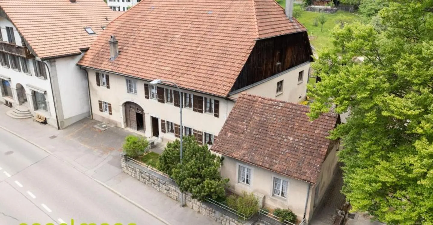 Antica fattoria con 2 appartamenti e grande terreno edificabile - Foto 1 di 12