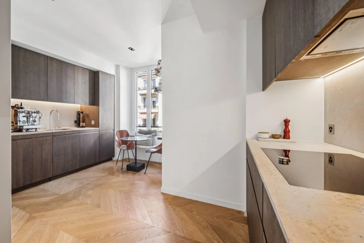 Magnificent 5.5-room apartment in Haussmann style, completely renovated - Photo 2 of 5