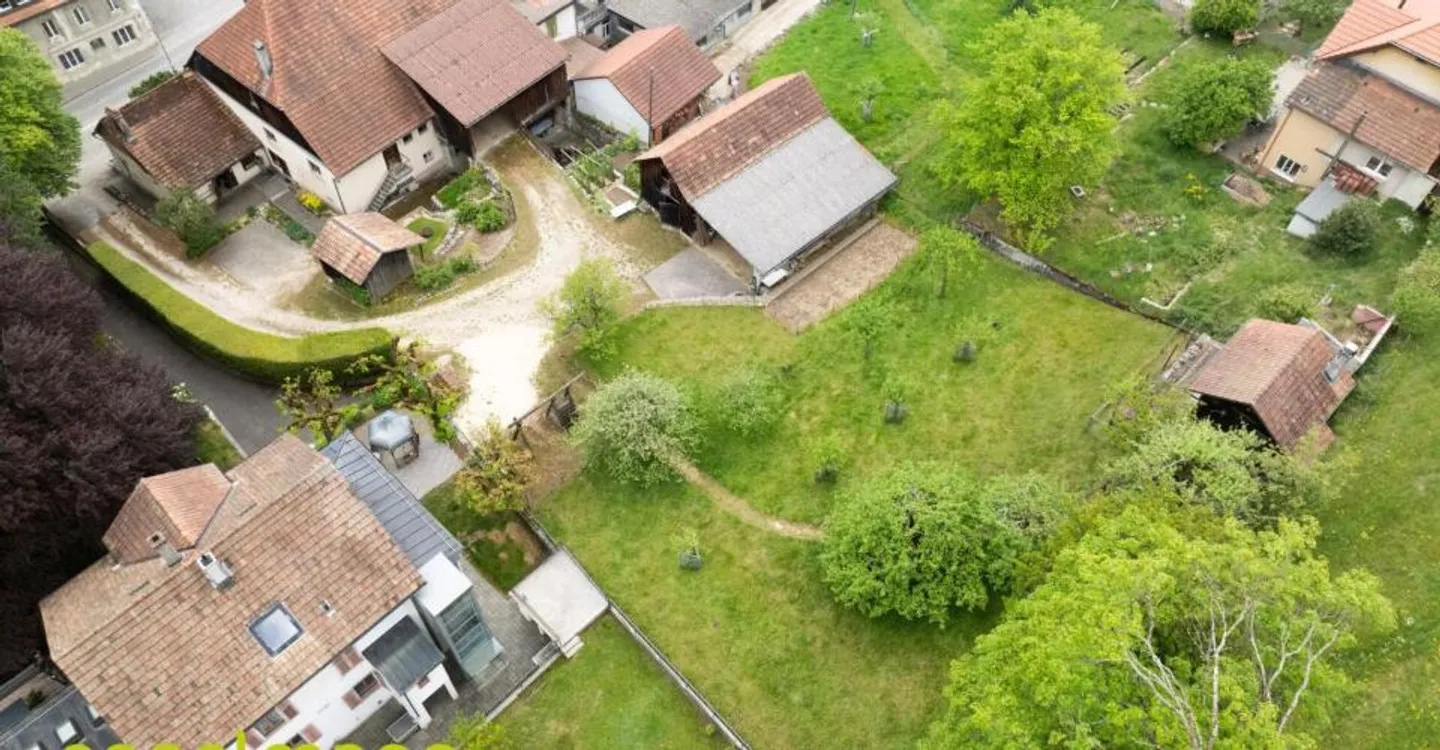 Antica fattoria con 2 appartamenti e grande terreno edificabile - Foto 3 di 12
