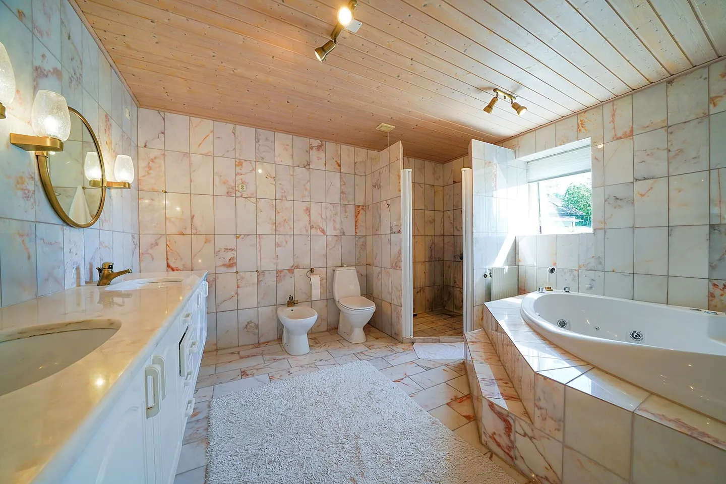 Exclusive villa with lake and mountain views - on the southern slope of Lugnorre - Photo 10 of 19
