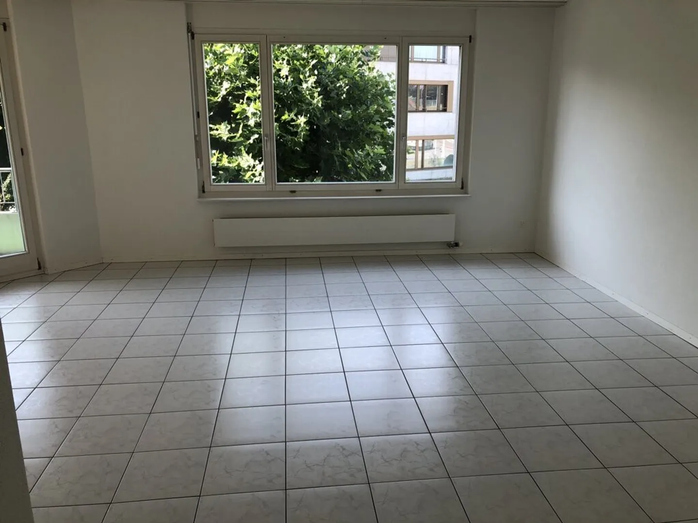 Ampio appartamento luminoso con balcone - situato in posizione centrale e in un'area verde - Foto 2 di 9