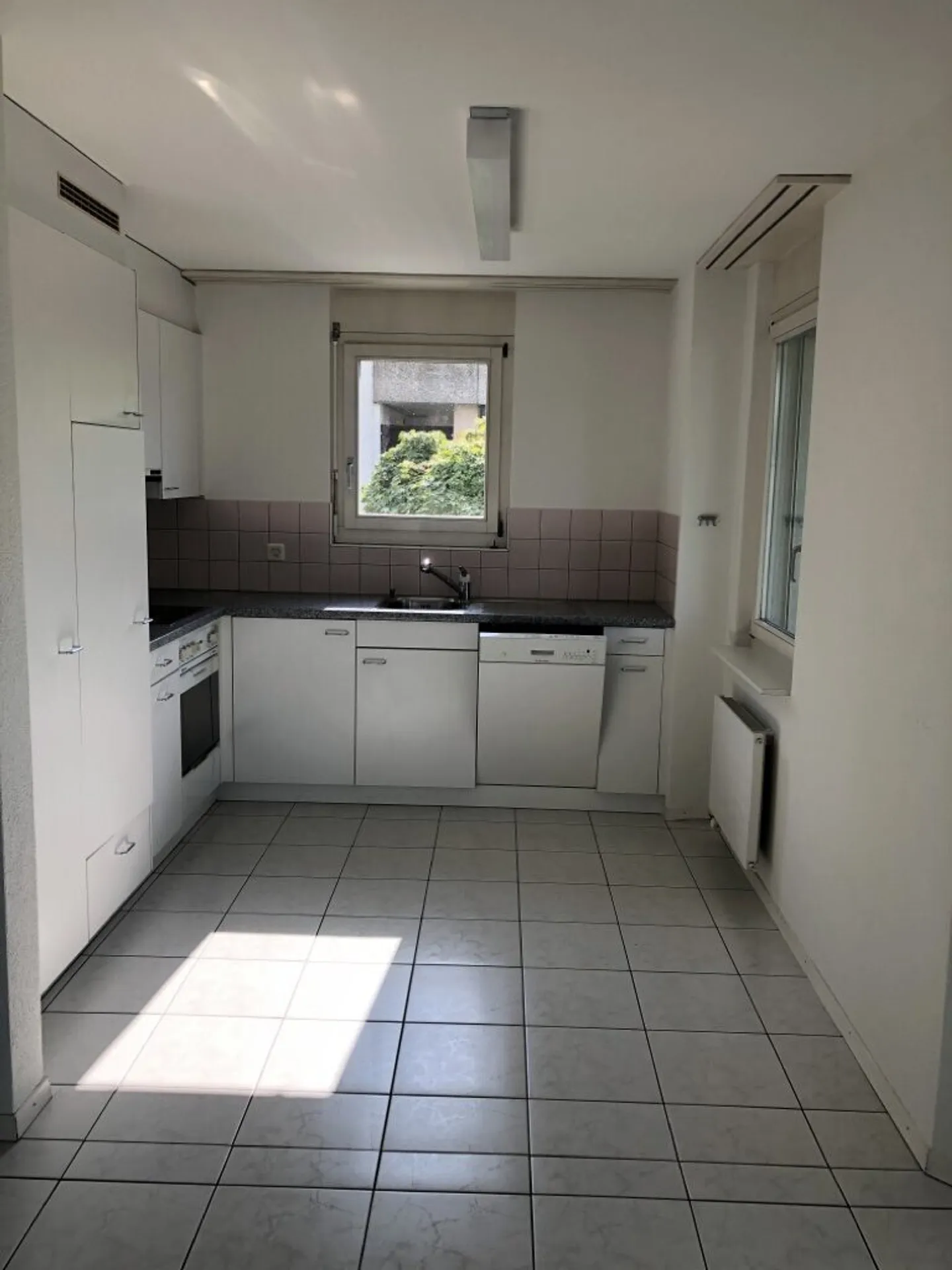 Ampio appartamento luminoso con balcone - situato in posizione centrale e in un'area verde - Foto 3 di 9