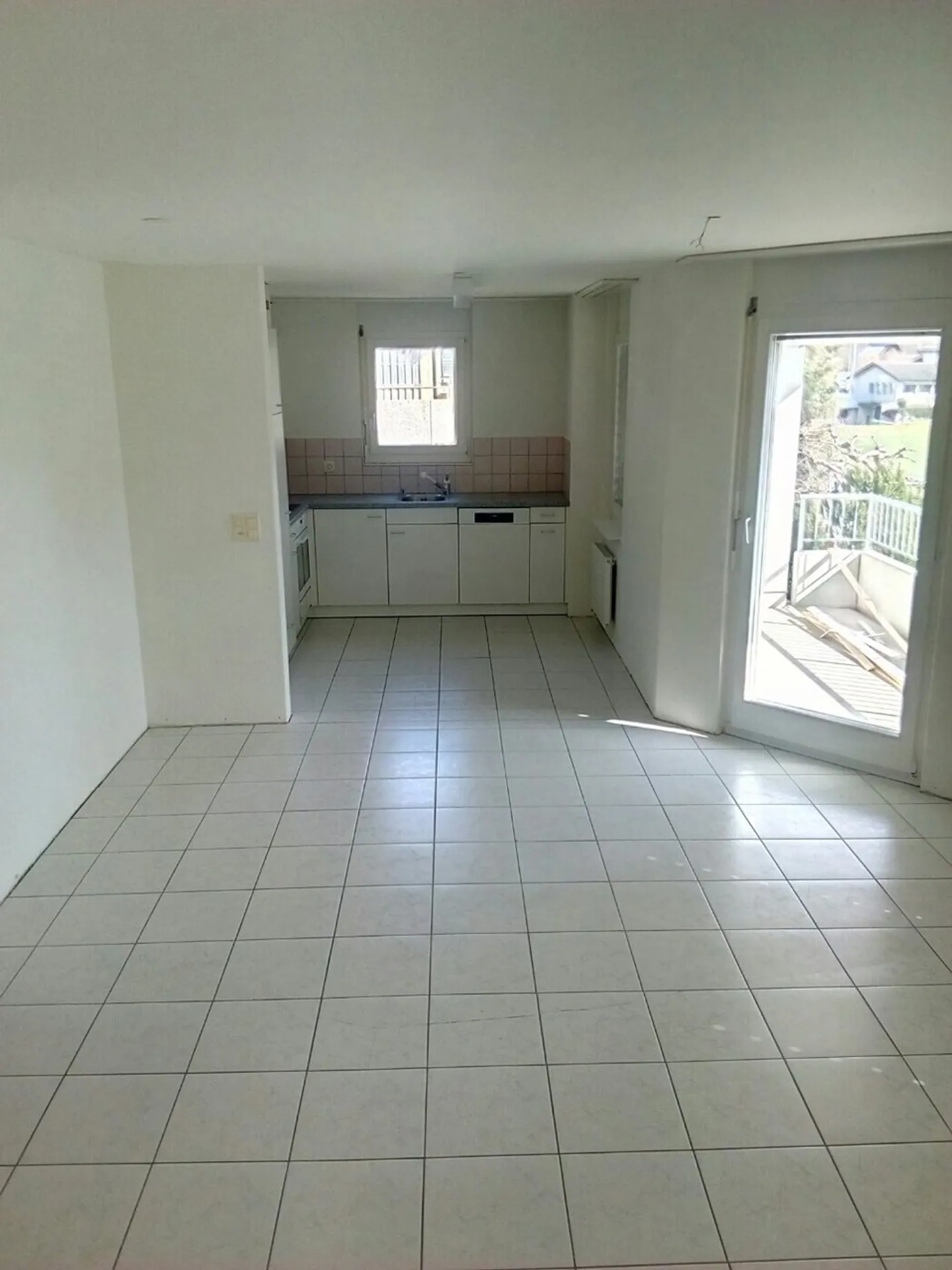 Ampio appartamento luminoso con balcone - situato in posizione centrale e in un'area verde - Foto 4 di 9