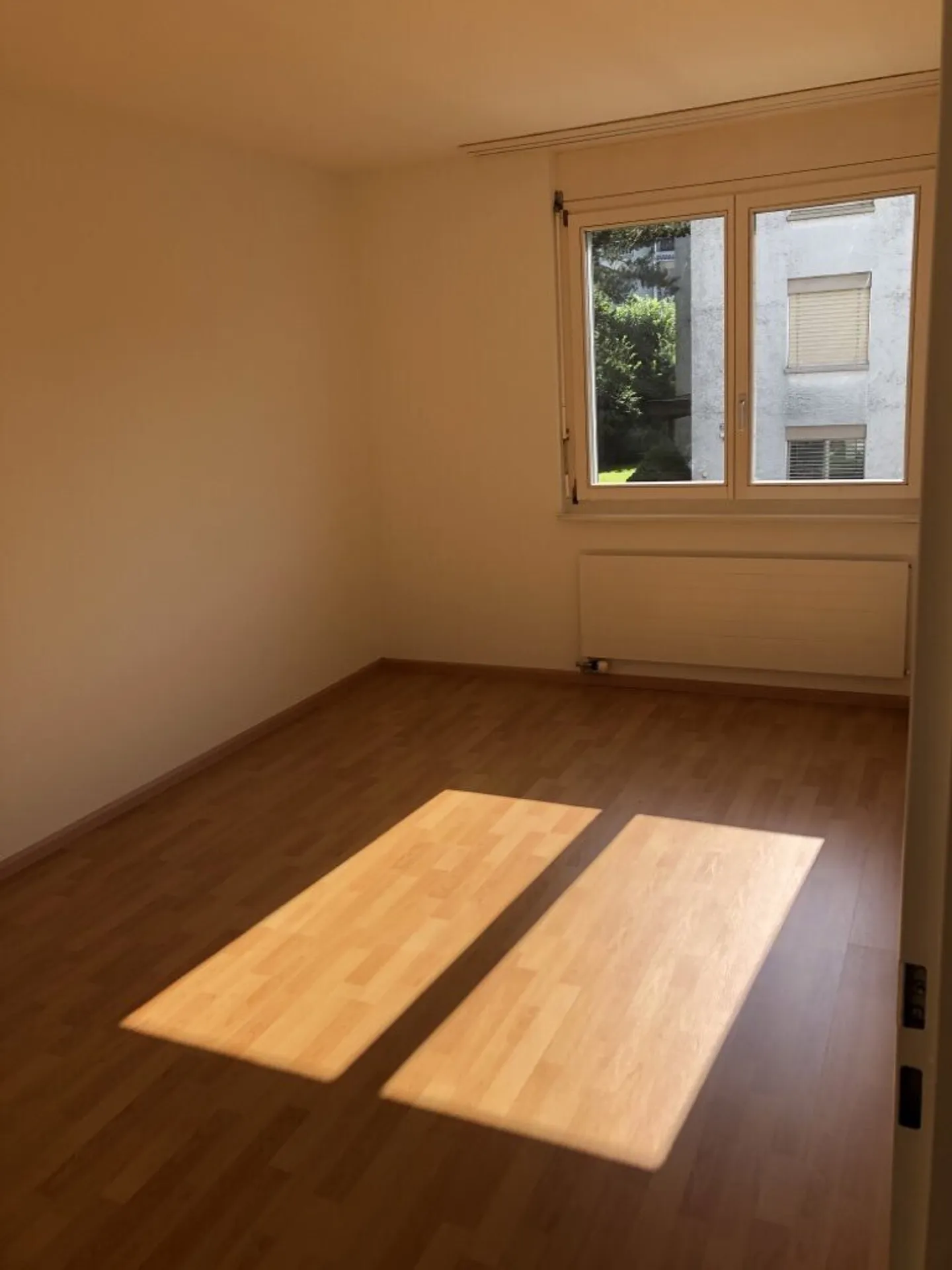 Ampio appartamento luminoso con balcone - situato in posizione centrale e in un'area verde - Foto 6 di 9