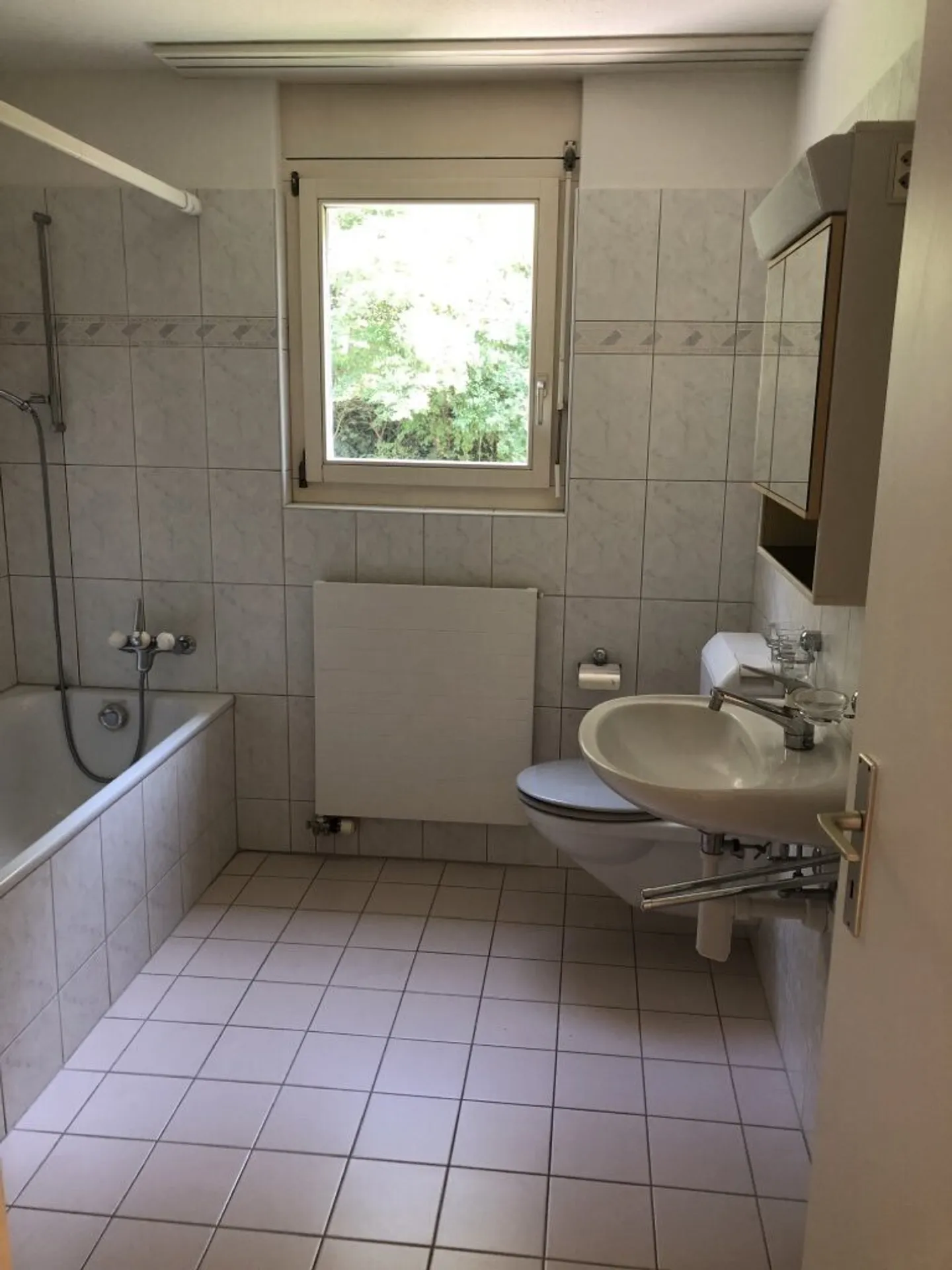 Ampio appartamento luminoso con balcone - situato in posizione centrale e in un'area verde - Foto 8 di 9