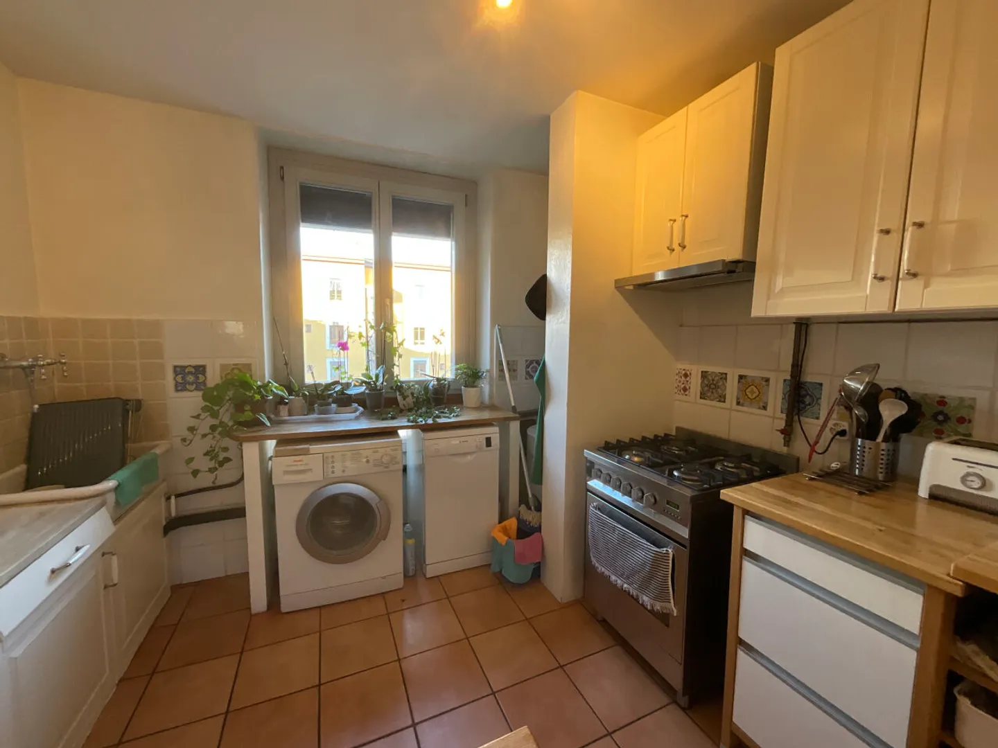 MÖBLIERTE WOHNUNG 4 ZIMMER / 2 SCHLAFZIMMER / ZENTRUM GENF - Foto 8 von 13