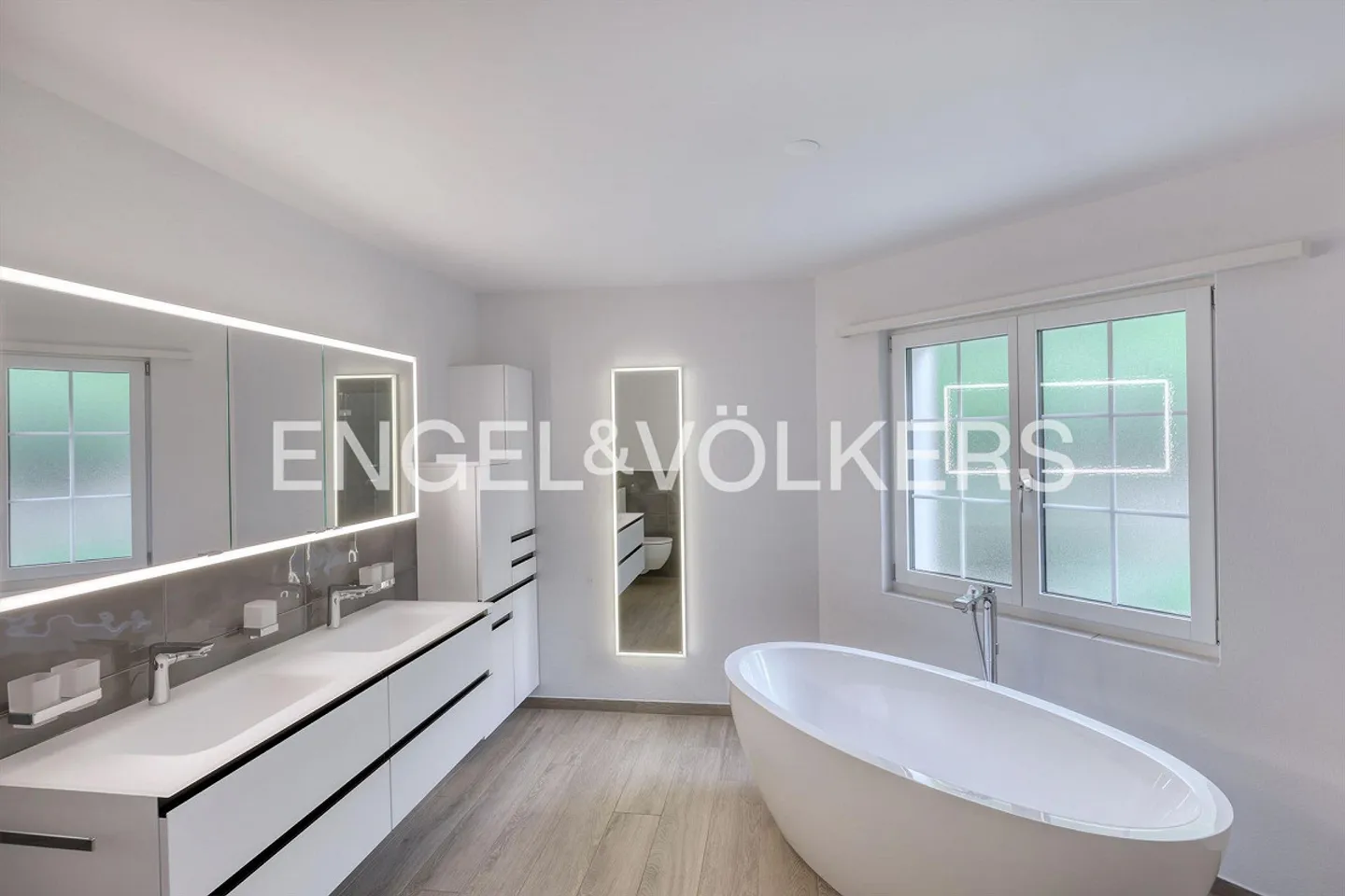 Spacious, classic and modern - Living with a view - Photo 6 of 9