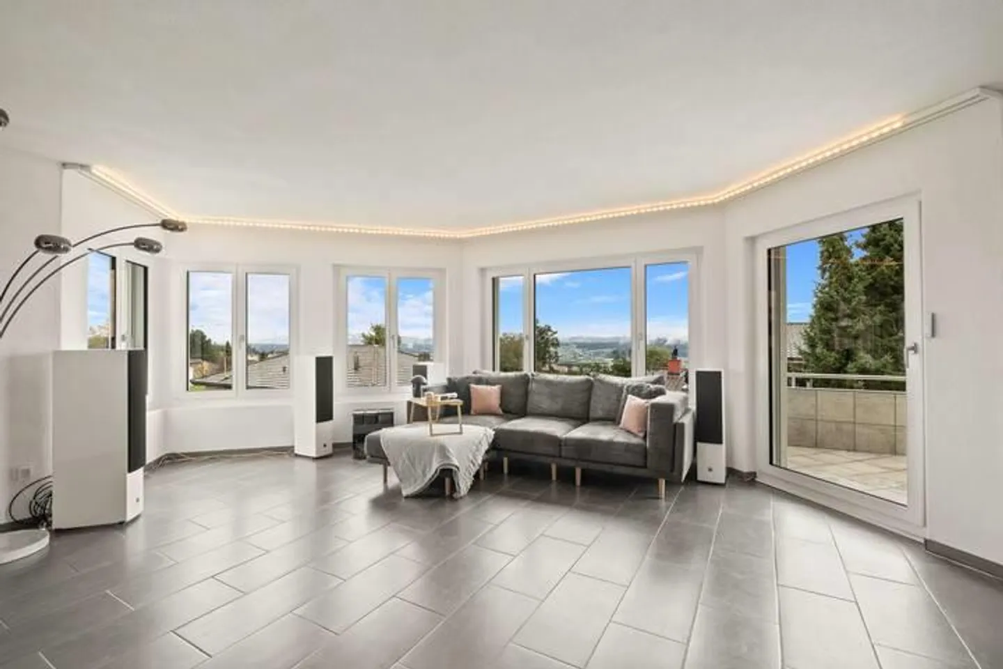 Casa familiare ristrutturata con stile e alta qualità abitativa - Foto 3 di 9