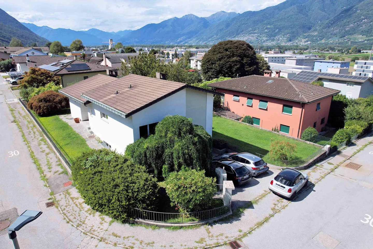 Maison avec grand jardin dans un quartier résidentiel noble - Photo 2 sur 18