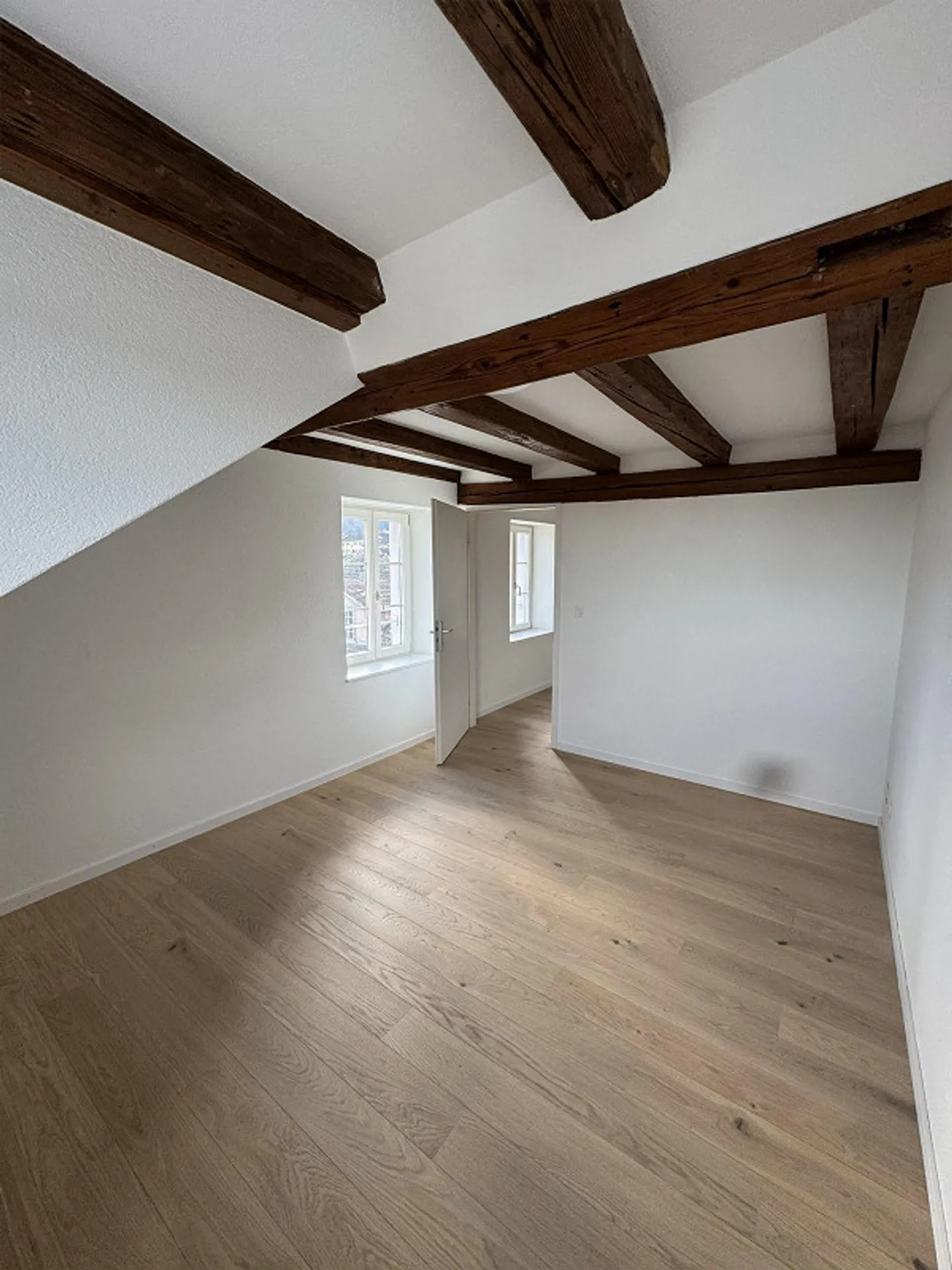 Appartement 3.5 pièces fraîchement rénové au centre-ville de Richterswil - Photo 3 sur 7