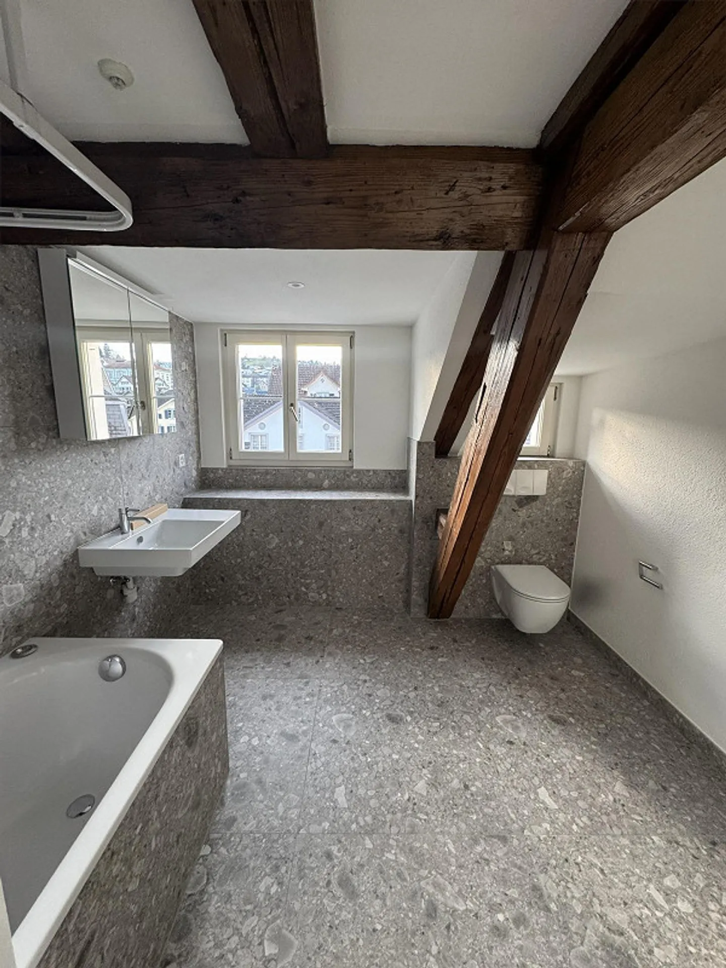 Appartement 3.5 pièces fraîchement rénové au centre-ville de Richterswil - Photo 5 sur 7